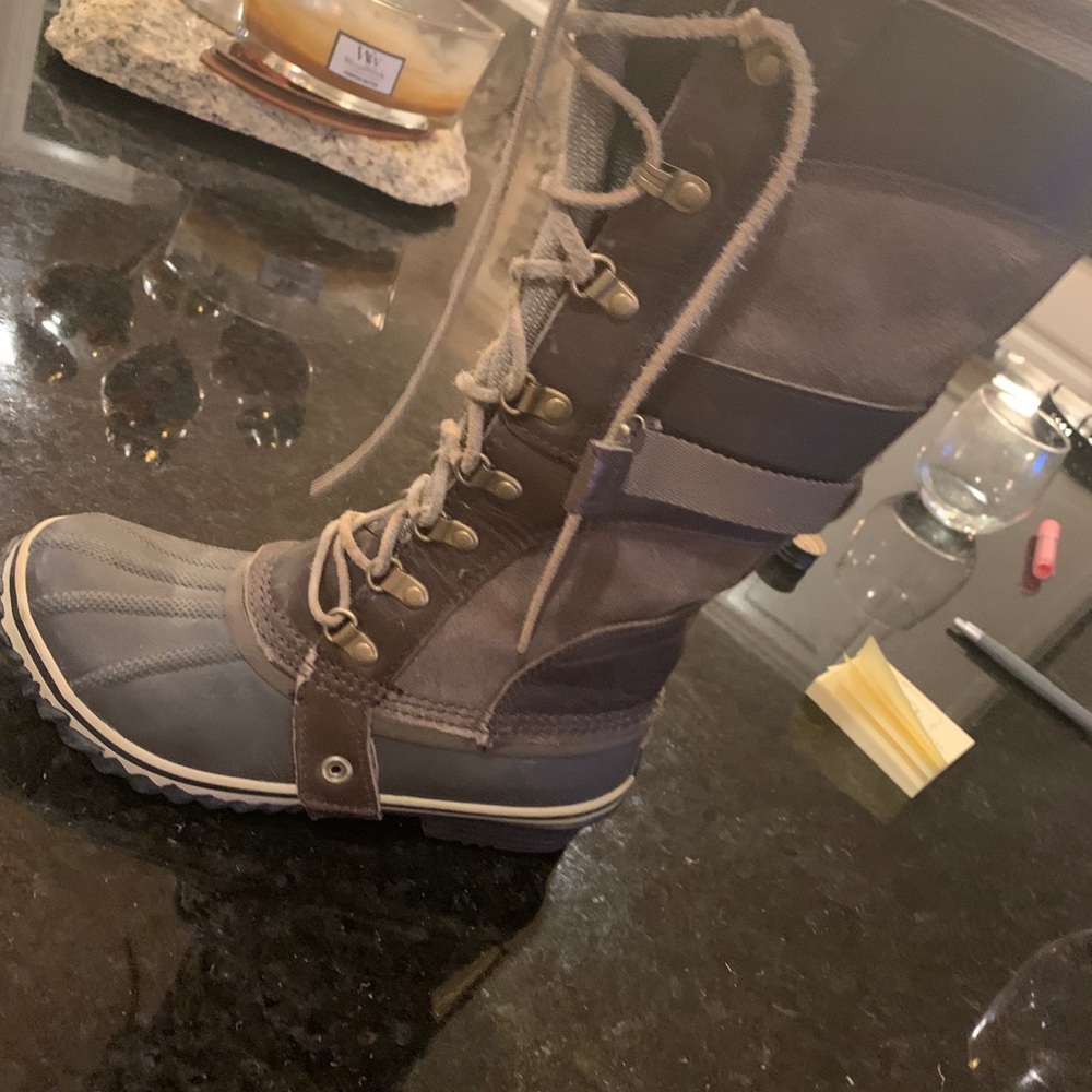 Sorel winter saddle boot. Size 6